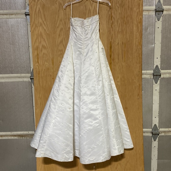 Beautiful white gown. - Picture 4 of 6